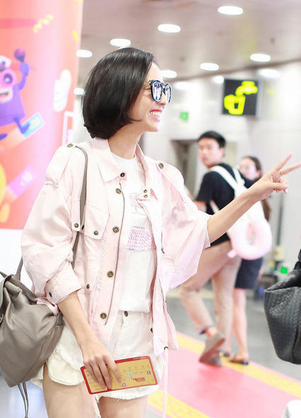 佟丽娅清爽短发现身机场,女明星图片,发型图片