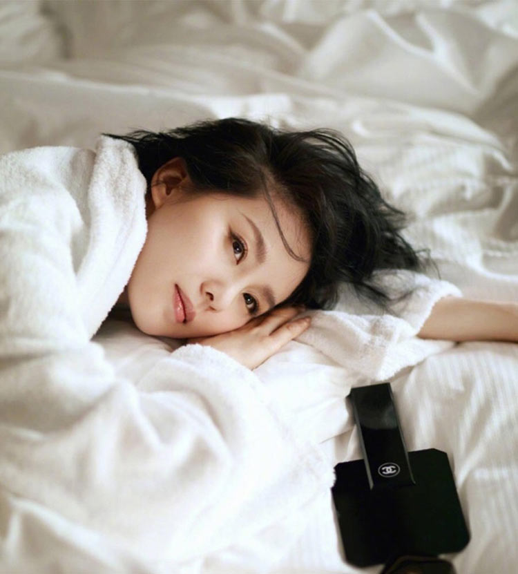 刘诗诗曝光床上大片短发人妻上演浴袍诱惑