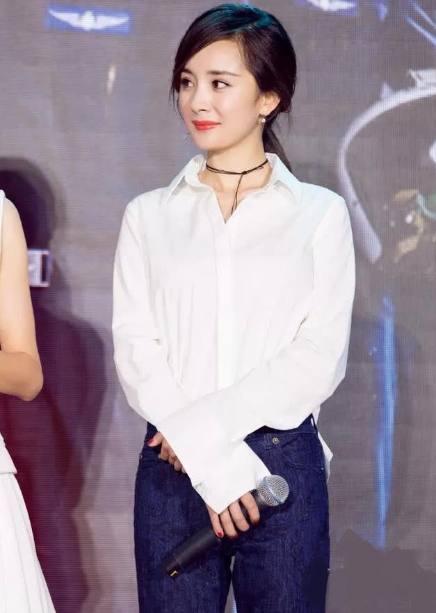 杨幂出席活动换了新发型彩色发绳绑头发年轻10岁