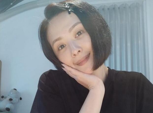 42岁萧淑慎染金色短发宛如20岁少女