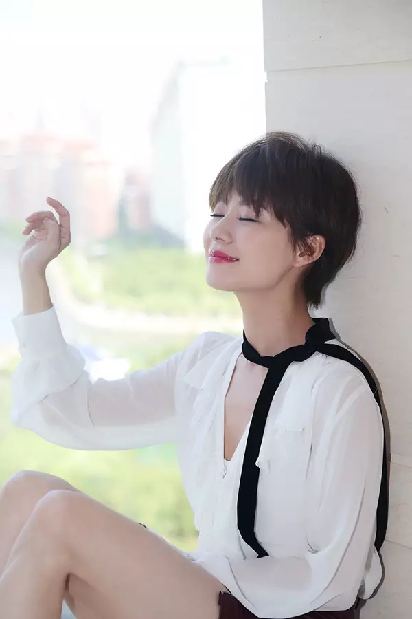 王汀短发写真率性洋气清爽可人