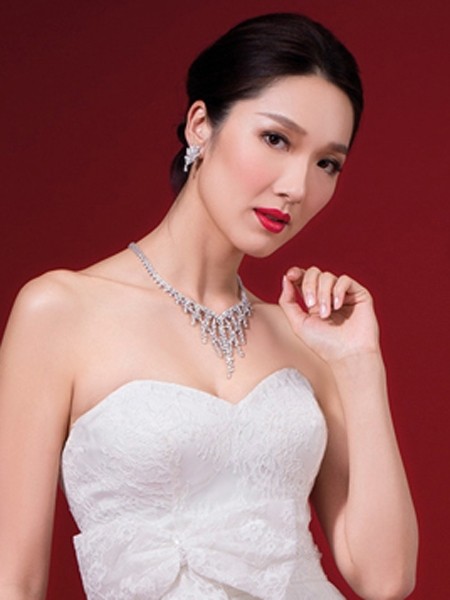 王祖蓝爱妻李亚男婚纱照发型短发新娘优雅知性