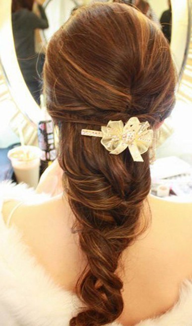 优雅韩式新娘婚纱照花瓣编发发型:后面编成花辫式的新娘发型,效果看