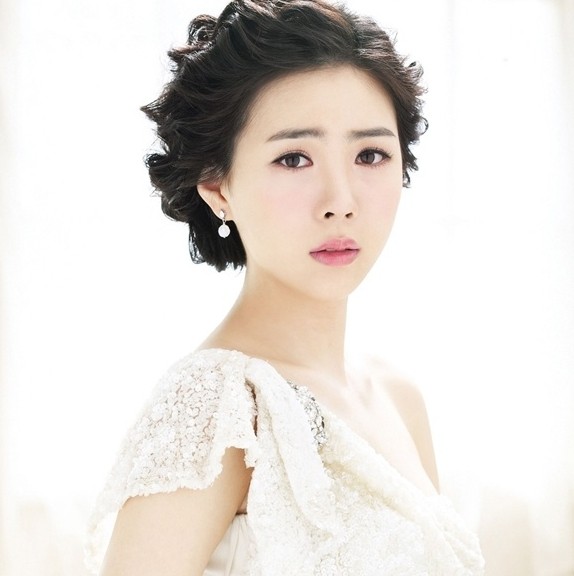 甜美气质韩式新娘盘发发型图片