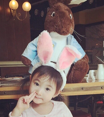 奥莉的头发薄薄的,软软的,即使不搭配任何发饰不扎起来,也一样能戳中