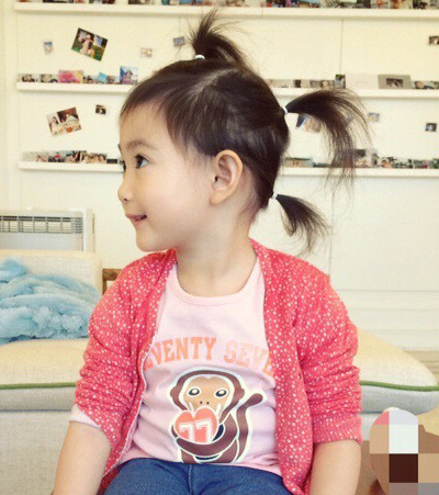 奥莉的头发薄薄的,软软的,即使不搭配任何发饰不扎起来,也一样能戳中