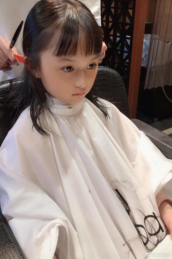 7月17日,刘楚恬的妈妈在微博上晒出女儿剪头发的照片,只见小姑娘留了
