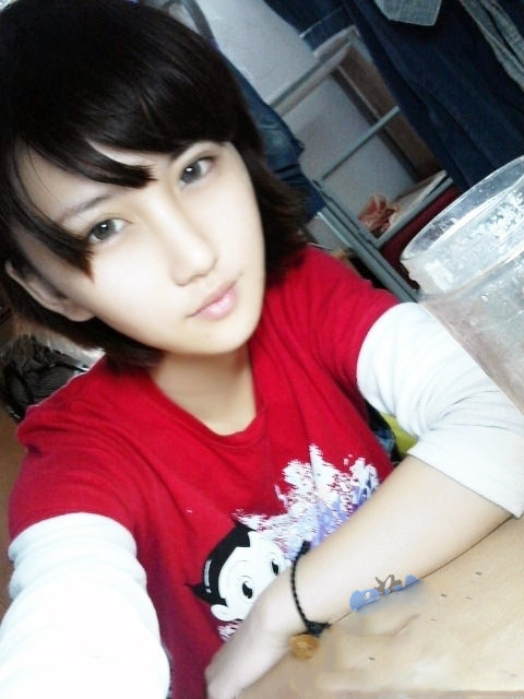 短发女神卢六六最新短发图片