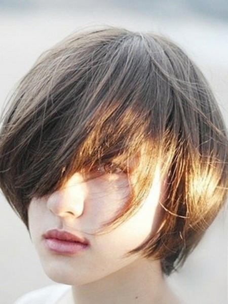 女生短碎发发型九:凌乱感会使造型看起来更显气质感,一款时尚的碎发