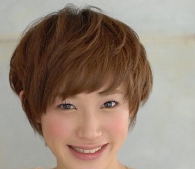 女生亚麻色短发图片显白减龄