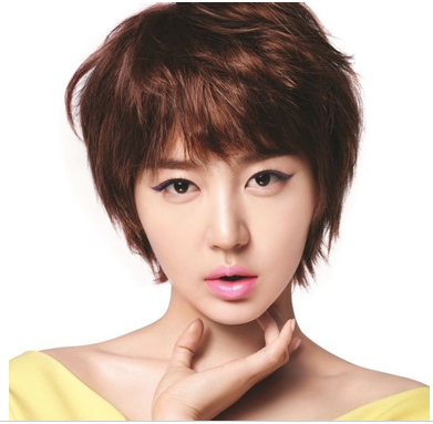 可爱呆萌的齐刘海短发发型,很有韩流范儿的一款挑染色女生短发,搭配修