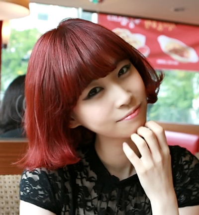 女生酒红色头发九:齐刘海减龄,而发梢整齐的卷发加上酒红色,显得时尚