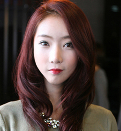 女生酒红色头发九:齐刘海减龄,而发梢整齐的卷发加上酒红色,显得时尚