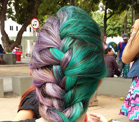 一半海水一半火焰跳色混搭双色彩虹染发正在流行