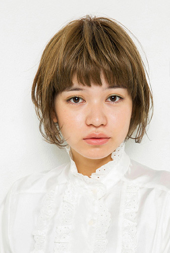 清爽的短发与浅亚麻色极其相配,蓬松爽朗的短发为夏日带来几分清凉,而