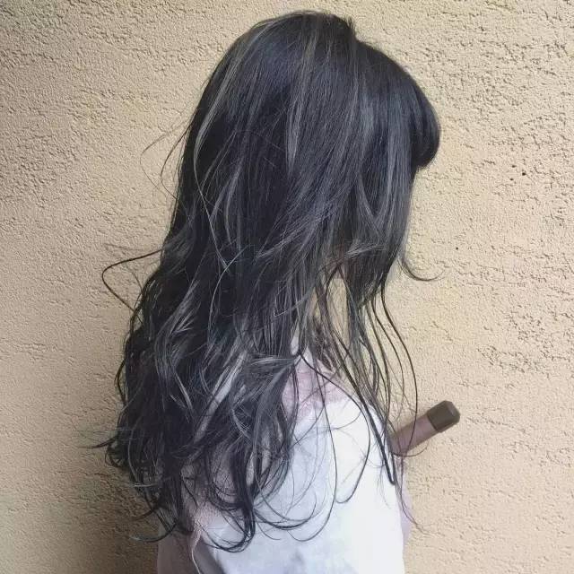 女生灰紫色头发图片欣赏 灰紫色染发的3种方式