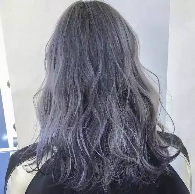 女生灰紫色头发图片欣赏 灰紫色染发的3种方式
