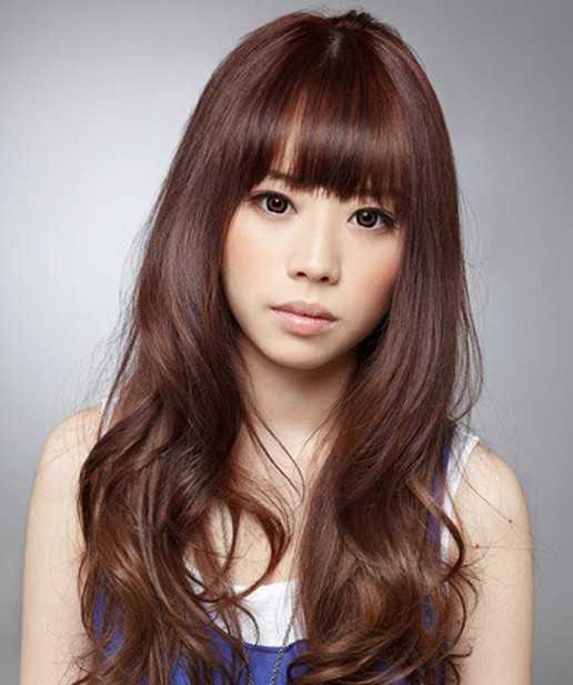 发型六:中分的刘海迅速让女生变得成熟有气质,而简单大方的长发烫卷发