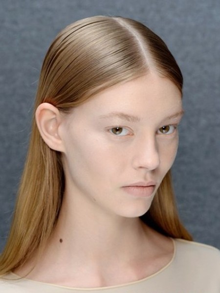 jason wu中分直发马尾,紧贴着头皮和发际线梳下来,一直紧贴后耳后脖颈