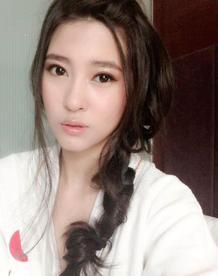 刘晓宇女友钟鹿纯长发爆乳照