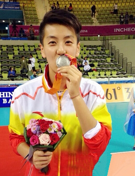 90后张晓雅中性短发图片帅哭了