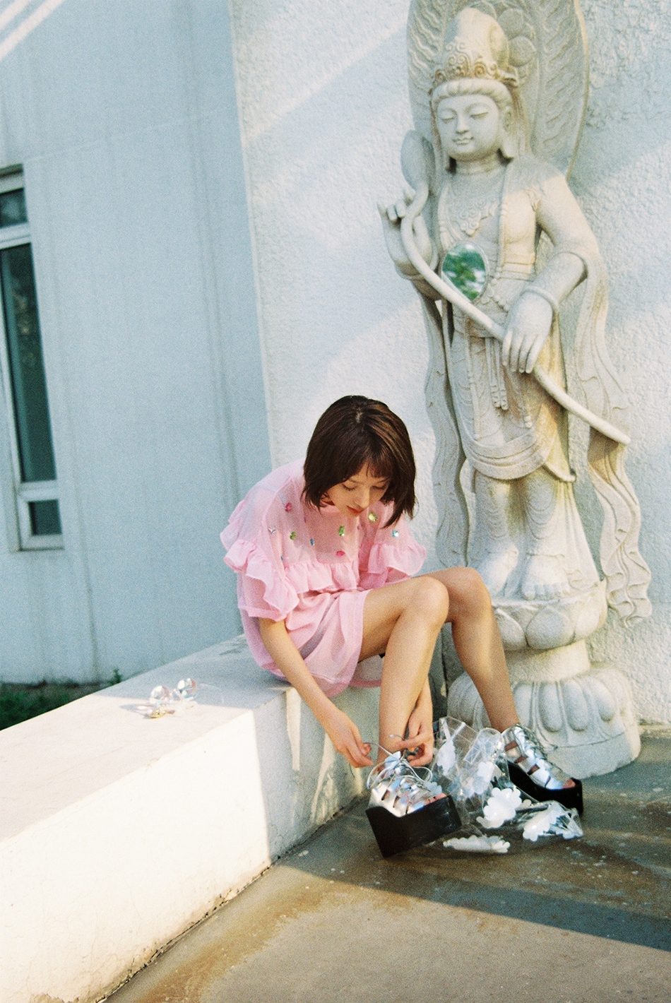 小郑爽蒋雪菲晒美照短发俏丽可人