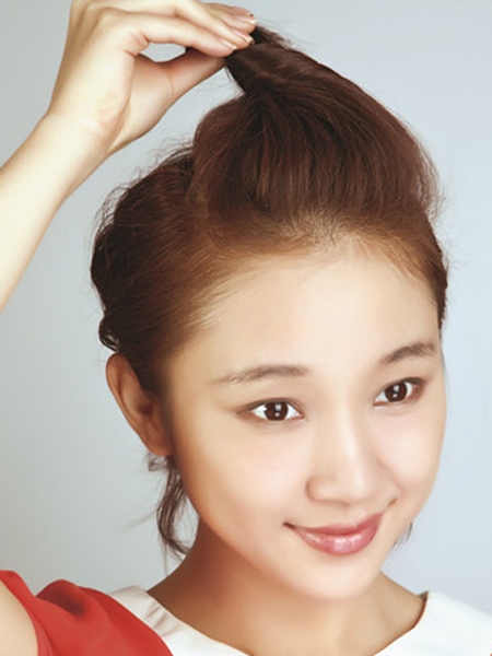 女生露额短发发型扎法图解