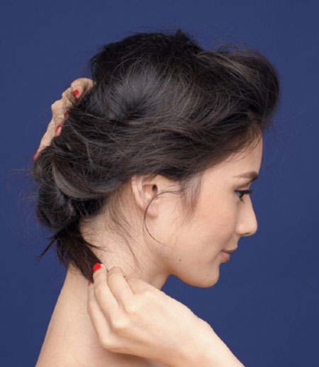 先来看看这两款露额头盘发造型吧.