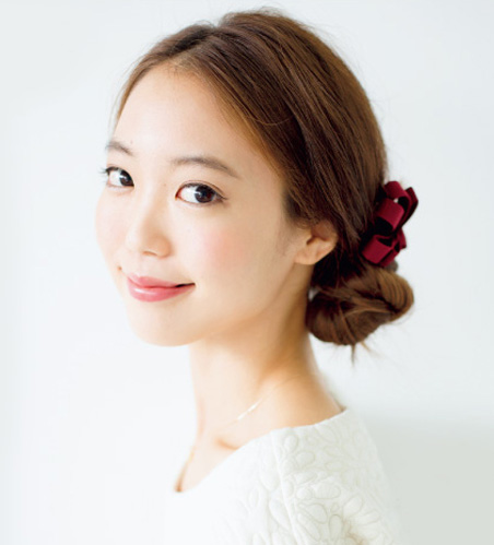 甜美侧边低盘发图解片