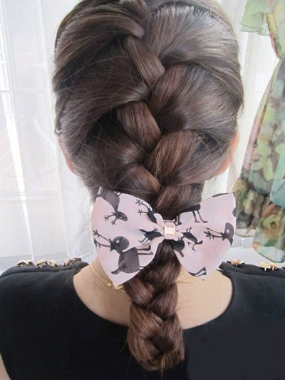 其实在很小的时候,妈妈们肯定会女儿们梳过蜈蚣辫,很简单的编辫子方法