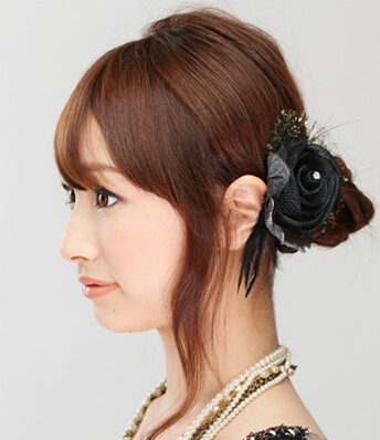 斜刘海低花苞头扎法图解清爽迷人片