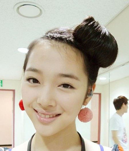 歪丸子头是韩剧女主角们的经典造型,编编印象最深的就是《浪漫满屋》