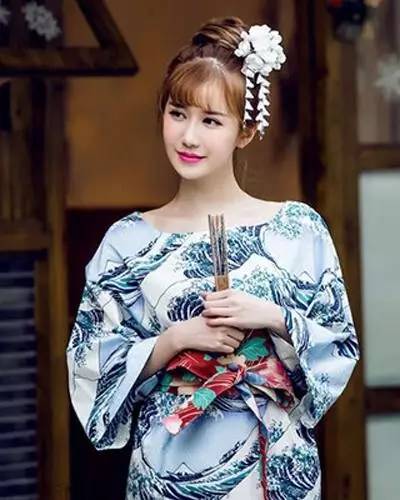 利落的丸子头扎发搭配白色的绢花和日式和服,展现出一派清秀的民族