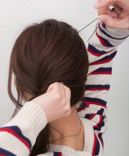 日系侧马尾发型简单扎法图解片
