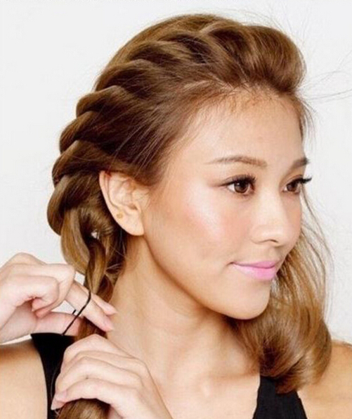 刘海麻花辫扎气质低马尾