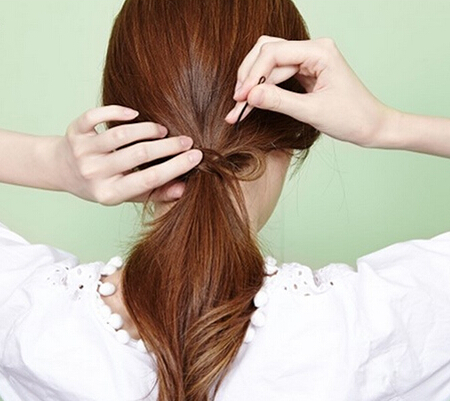 韩式蝴蝶结低马尾扎法图解,扎马尾图片,发型图片