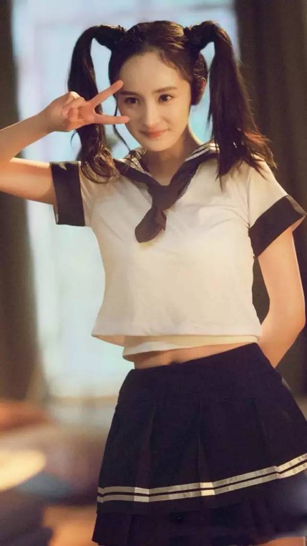 angelababy的中分三股辫式的低双马尾,搭配素蓝色的民国服饰,很有年代