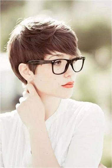 戴眼镜怎么扎头发好看女生戴眼镜适合的发型图片大全片