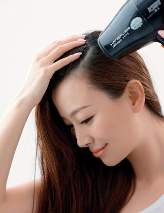 头发产生静电的原因巧用居家小物品去除头发静电