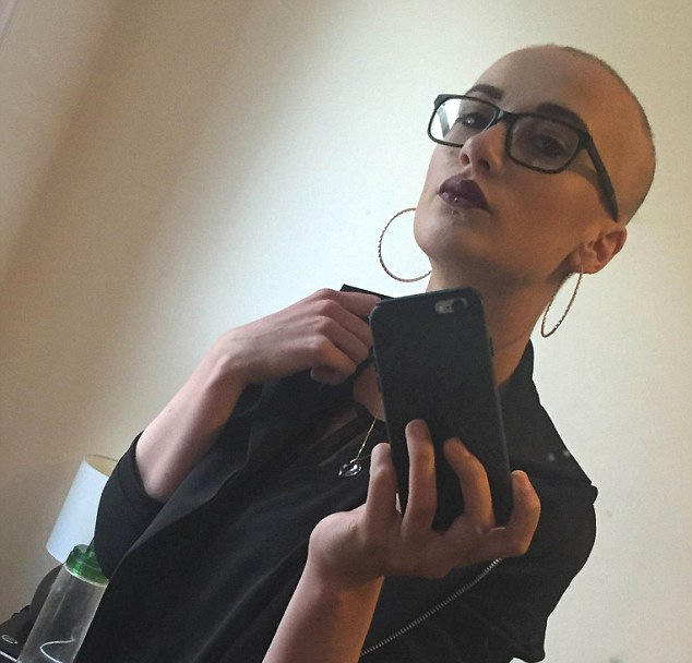 目前,医学界认为秃头症可能是内分泌失调或精神过度紧张造成的.