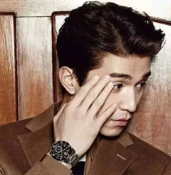 三七分s型卷发层次感短刘海男生发型打理小技巧