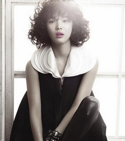 靓女明星的锡纸烫发型打造爆炸头发型