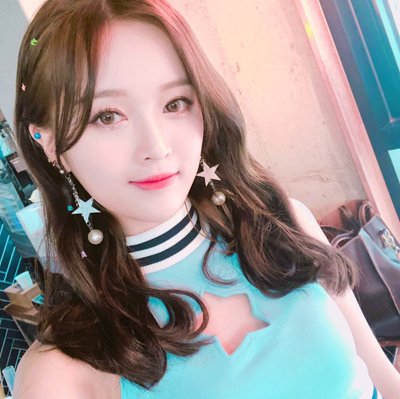 吴宣仪梳发型,看这次吴宣仪利用彩色小皮筋,将一缕头发从上到下扎起来