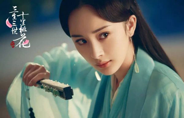 现在杨幂饰演的白浅上线了,换上了中分古装发型,杨幂的刘海也成为了