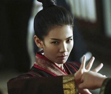 古装男生的发型梳在刘涛的头发,一点违和感都没有,尽展巾帼英雄的飒爽