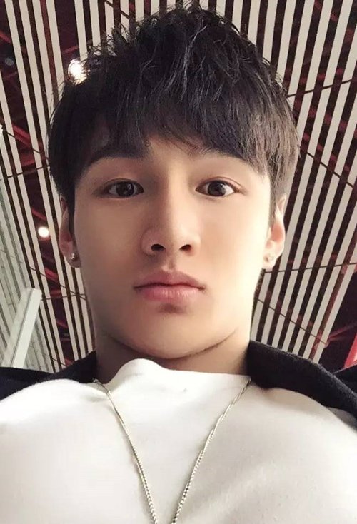 两边推光中间毛寸图片剪出个性的男生短发