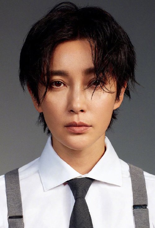 大长脸男生短发,额头上方精剪出的斜刘海愈加有气场,毛碎的头发甩出