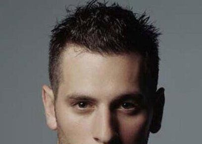 该款也属于毛寸发型,黑色的超短发将两侧耳朵上方的发丝做了极短的