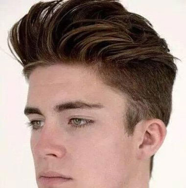 耳尖的头发梳的靠后一些,剃鬓角短发发型要从发际线向后梳,后梳短发