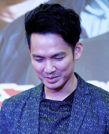 偶像演员钟汉良换新发蓬松三七分头展帅气